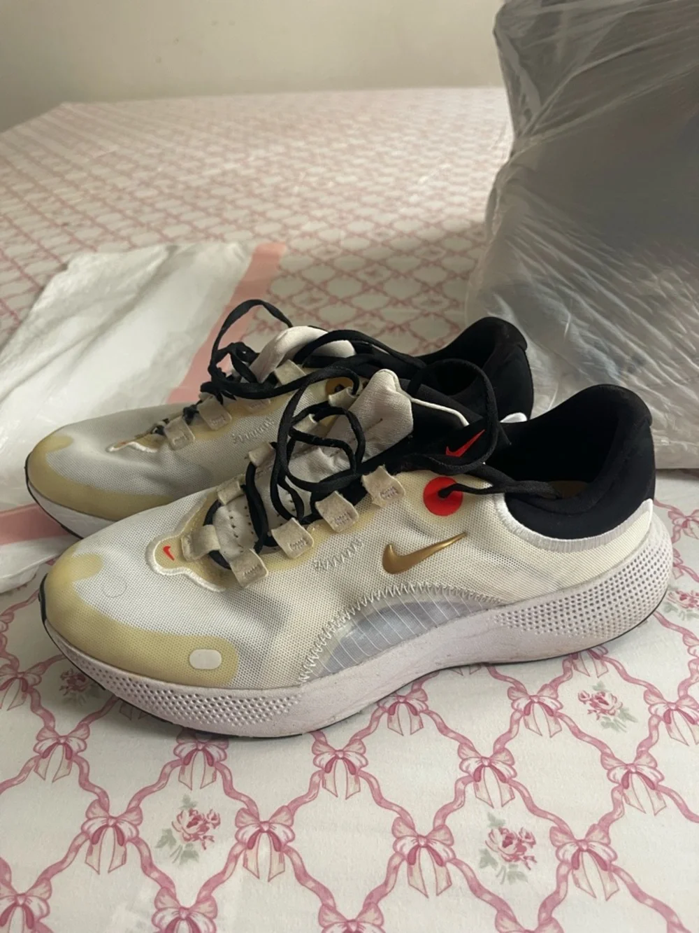Nike White and Gold Running Sneakers with Red Accents